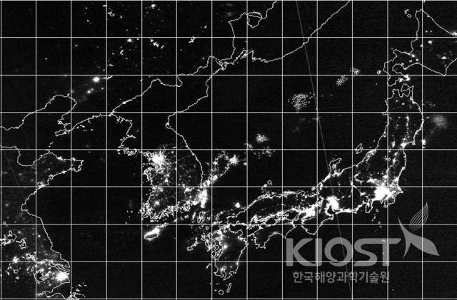 DMSP/OLS에서 1998년 10월 25일 야간에 관측한 한국해 주변 의 사진