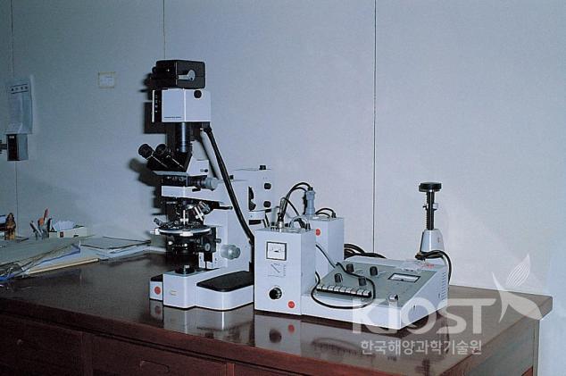 미고생물 분석에 사용되는 현미경 의 사진