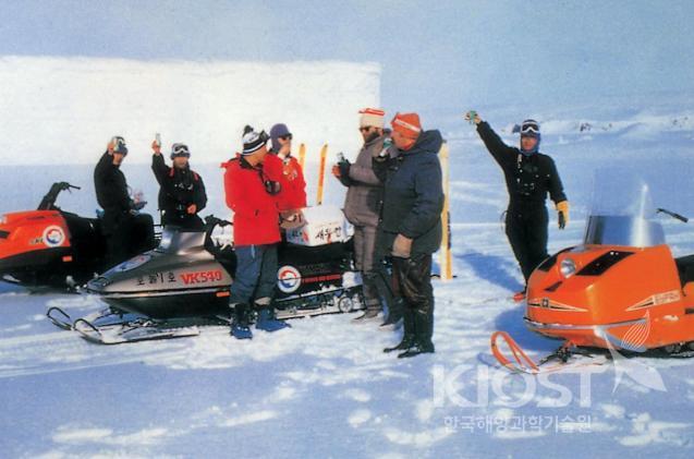 남극에서도 간혹 다른 나라 탐험대원들을 만날 수 있다 의 사진