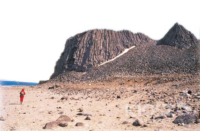 신생시 현무암의 주상절리가 잘 발달된 리빙스턴 섬 바이어스 반도에서의 야외 조사 의 사진
