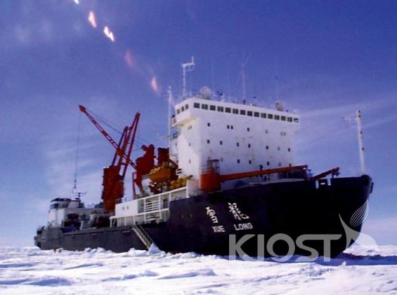 1999년 우리나라 연구원이 북극 공동탐사를 위해 승선했던 중국의 쇄빙선 설룡호 의 사진