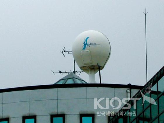 한국해양연구원 R3 옥상에 설치된 인공위성 안테나 의 사진