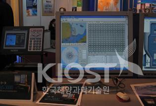 선박 자동식별 시스템(AIS) 트랜스폰더와 시뮬레이터 의 사진