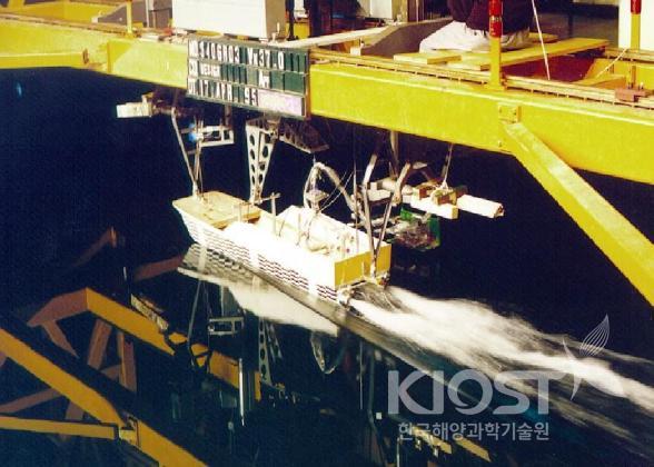 물 제트 추진장치를 장착한 모형선의 자항추진 모습 의 사진
