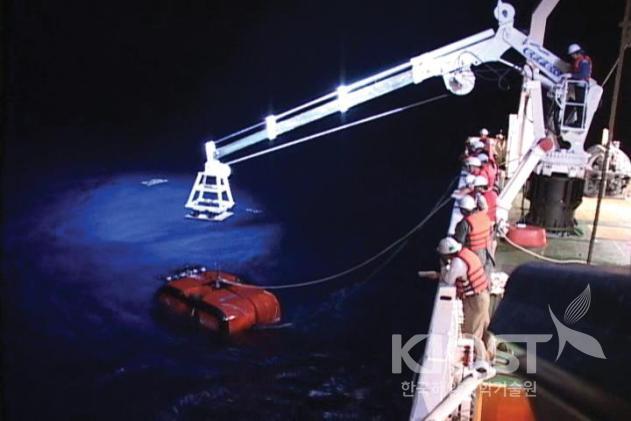 심해무인잠수정 ROV '해미래'의 필리핀 해 진수 의 사진