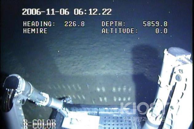 '해미래'의 수중로봇팔을 이용한 시해작업:필리핀해 5,775m 해저면 의 사진