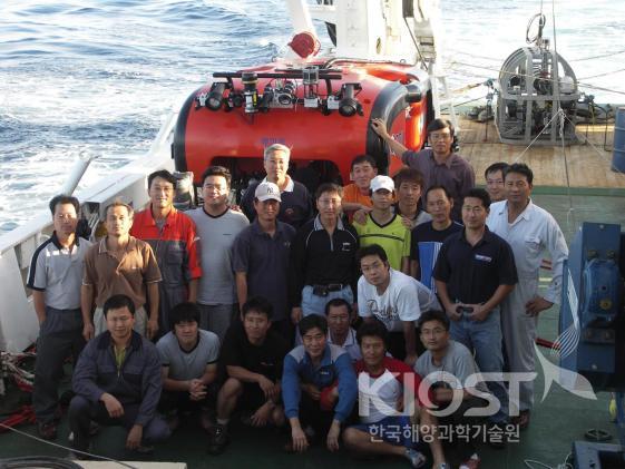 '심해무인잠수정 성능시험을 위한 연구원과 온누리호 승무원 의 사진