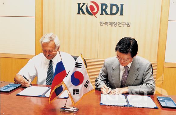 Signing ceremony of MOU(KORDI-Pacific Oceanological Institut 의 사진