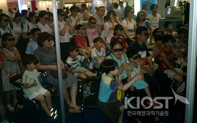 Daily visitors more than 10,000 have enjoyed to explore the 의 사진