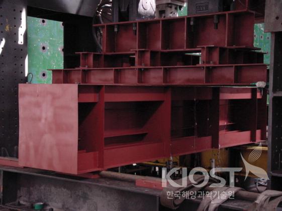 Model tests for 1-beam stiffened plate 의 사진