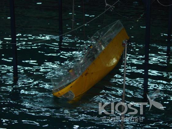 Scene of model test for damaged ship in wave 의 사진