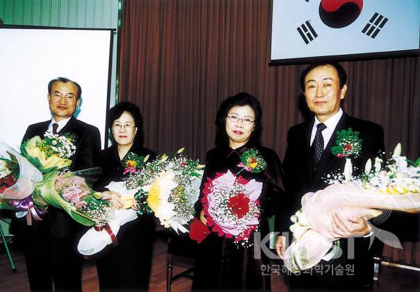 2003 Retirement Ceremony (Dr. Won-Oh Song and Mr. Jin-Gyun P 의 사진