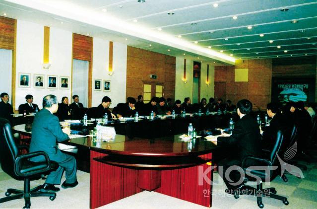 2002 Visit from and Briefing to Evaluation Committee of Orga 의 사진