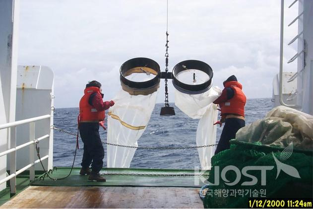 Net tow to collect kill and zooplankton in the Antarctic Sea 의 사진