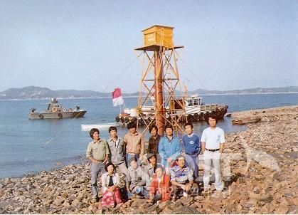 1980년 9월 조력발전 타당성조사 사업 수행시의 연구팀 의 사진