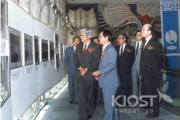 을지로 하늘공원 전시장에서 개최된 남극사진전 (1989.4.5-18)을 돌아보고 있는 이상희 과학기술처 장관 의 사진