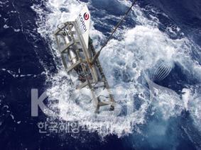 해저면 특성을 해석하기 위한 견인식 영상탐사 시스템 (DSC) 의 사진