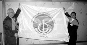 UN이 정한 '1998 세계해양의 해'의 기념기를 받는 박병권 소장 의 사진