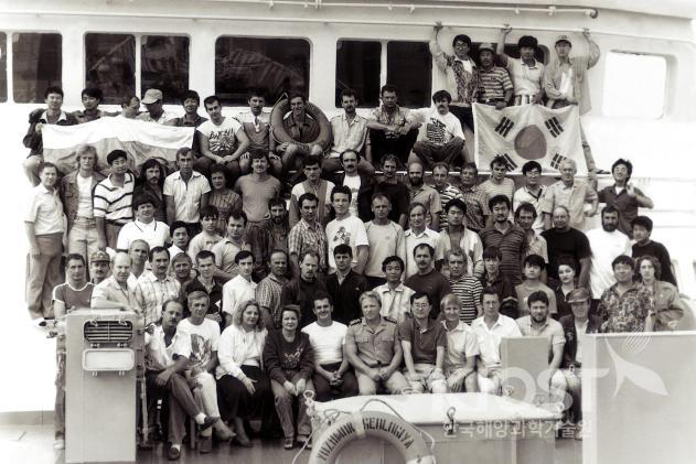 우리나라 심해저 탐사팀과 러시아 조사선 유즈모지올로기아 승무원과 함께(1993) 의 사진