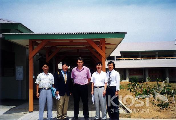 해양분야 협력을 위한 피지의 남태평양 대학 방문(1998) 의 사진
