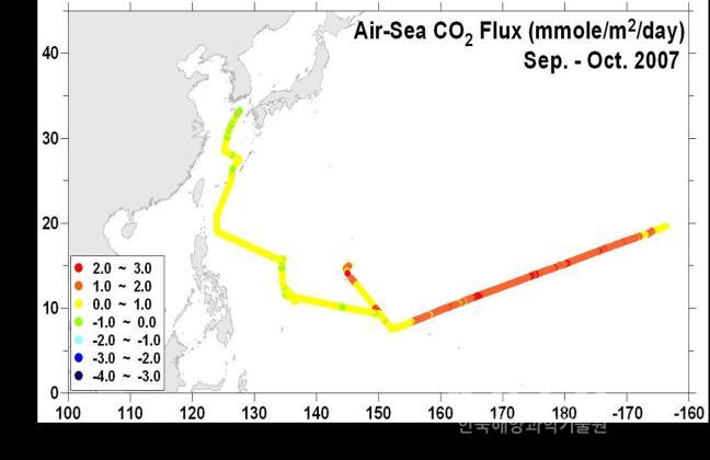 2007년 9-10월 동안 관측된 북서태평양에서의 대기-해양 간 이산화탄소 교환량 의 사진