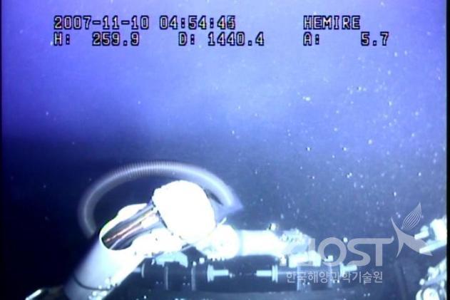 동해 580m 수심에서 샘플링 장치의 성능시험 장면 의 사진