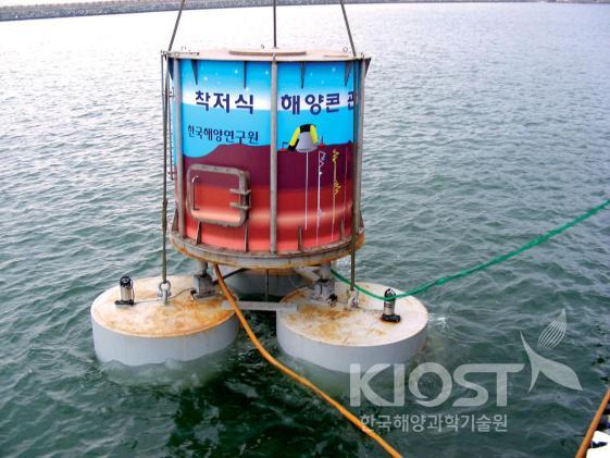 개발된 무인 착저형 해양 콘관입시험기의 현장 시험 의 사진