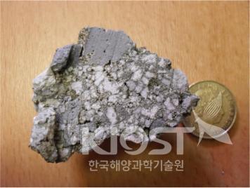 해저열수광상 암석시료-(f)황철석이 침전된 열수기원 각력암 의 사진