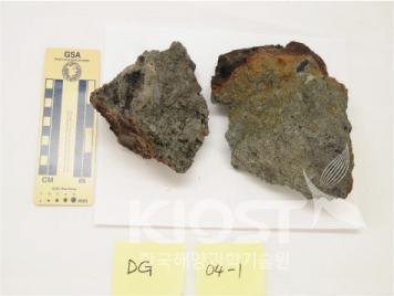 해저열수광상 암석시료-(h)황철석이 침전된 세립의 화산쇄설암 의 사진