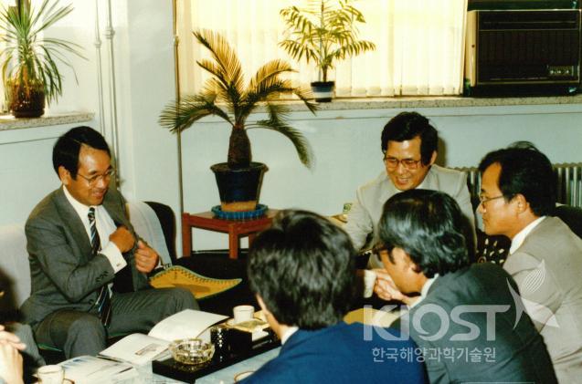 아오야마 쓰네오 교수 내방 의 사진