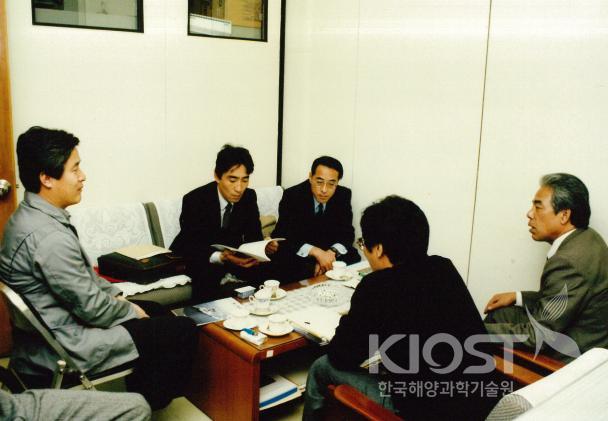 일본 해상 보안청 해상보안 시험연구센타의 T.Sakai박사외 2명 의 사진