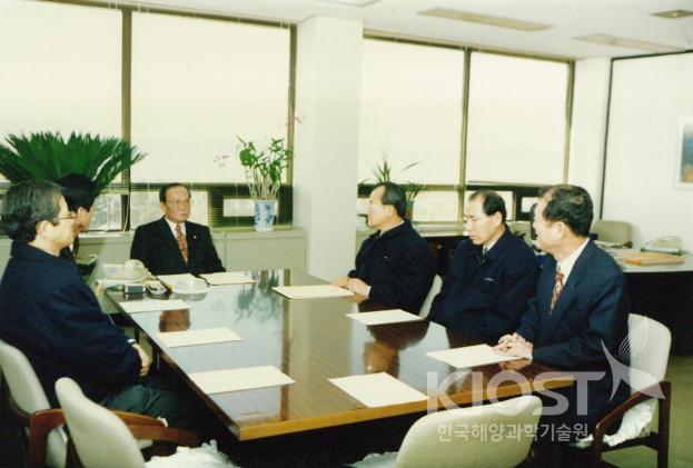 김시중 과기처 장관 초도 순시 의 사진