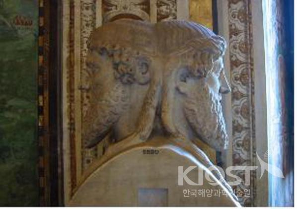 야누스, 로마 신화 속에 등장하는 두얼굴의 신으로 이중성을 가진다. 의 사진
