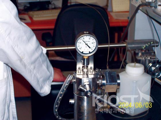고압 펌프 및 고압배양기(좌) 의 사진