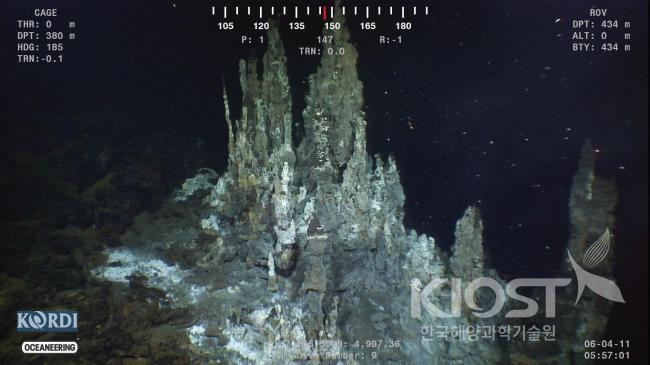 유화광물광상- 통가 열도 해저산에서 발견된 활동성 열수분출공 사진(ROV 촬영) 의 사진