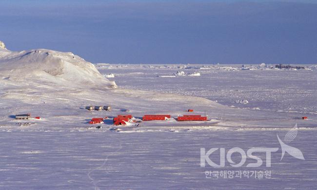 남극 세종과학기지(좌) 1988년 2월 남극반도 북부의 킹조지 섬에 세종기지를 건설하여 남극연구를 시작하였다 의 사진