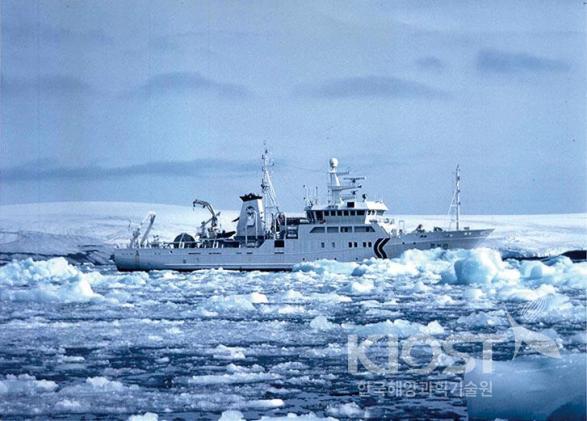 남극 세종기지앞의 온누리호 의 사진