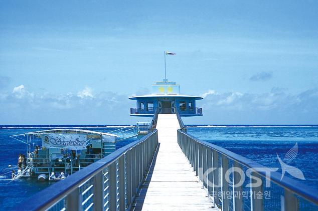 괌의 해중 전망탑 및 구조 안내판 의 사진