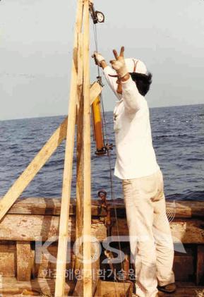 초창기 난센 채수기 운용 모습. 목선과 목재로 조립해 만든 대빗(davit)을 썼다(1982) 의 사진