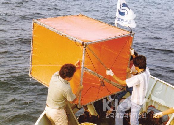 9월 표층유속 측정을 위해 자체 제작한 뜰개 투하(1982) 의 사진