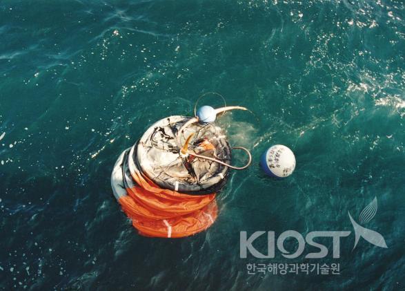 동중국해 조사 중 인공위성 추적부이 투하(1997) 의 사진