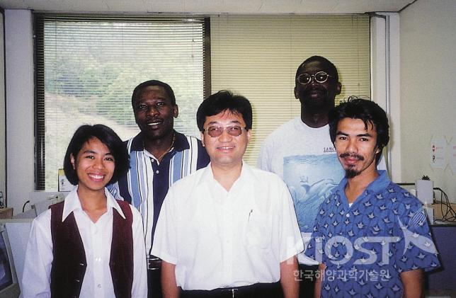 교육훈련에 참가한 훈련생과 함께(1999) 의 사진
