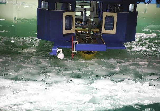 빙해 수조 평탄빙(Level ice)에서 모형 시험 상황 의 사진