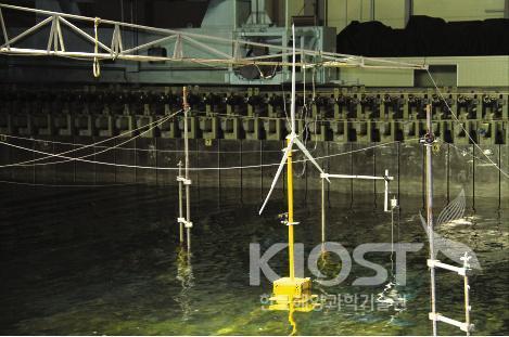 부유식 해상풍력플랫폼의 운동시험(SHI-KORDI 공동연구) 의 사진