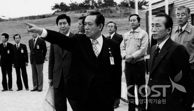 선형시험시설 구축을 계획 중인 연구소를 방문한 박정희 대통령(1976) 의 사진