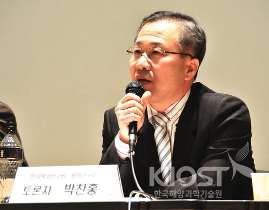 동해 · 독도 종합 심포지엄에서 토론 중인 박찬홍 제1부원장 (당시 동해연구소장)(2009) 의 사진