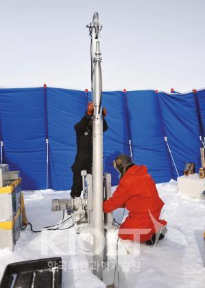 남극에서 연구원들이 빙하를 시추하고 있다. 의 사진