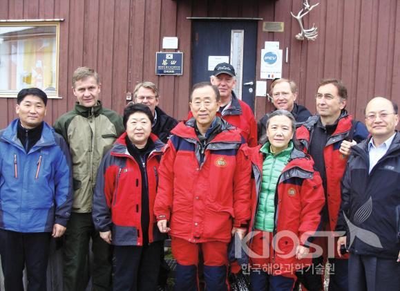 북극 다산 과학기지를 방문한 반기문 유엔사무총장 일행(2009.9.1) 의 사진