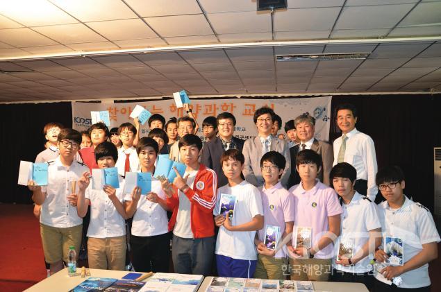 중국 청도 이화학교에 도서기증(2013) 의 사진