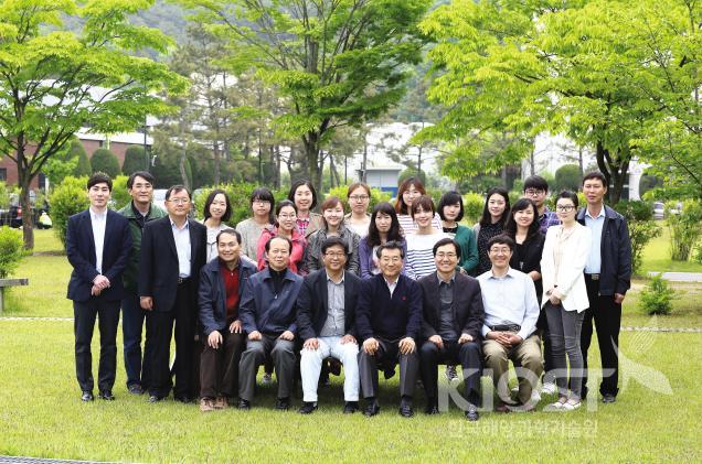KIOST 교수진과 학생들(2013) 의 사진